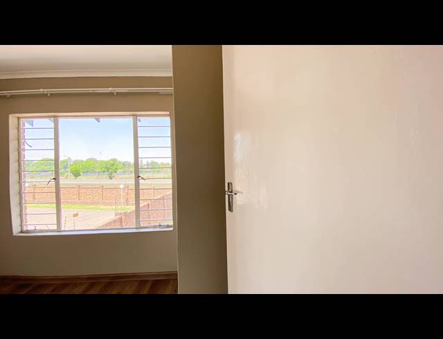2 BEDROOM SECTIONAL TITLE FOR SALE IN KENLEAF